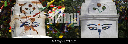 Katmandou, Népal. Apr 23, 2016. Combinaison photo montre stupa bouddhiste endommagé après le tremblement de terre du 2 mai 2015 (L) et le même (R) à Swayambhunath à Katmandou, Népal, 23 avril 2016. © Sunil Sharma/Xinhua/Alamy Live News Banque D'Images