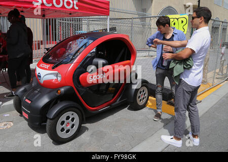 San Francisco, USA. Apr 23, 2016. Deux événements du jour de la terre les visiteurs à l'aide d'un véhicule électrique dans le centre-ville de San Francisco, États-Unis, le 23 avril 2016. Le jour de la terre chaque année San Francisco Street Fest a eu lieu à San Francisco le samedi. Les militants de l'environnement présenté au public l'événement vert divertissants et éducatifs pour aider à élever leur conscience écologique. © Liu Yilin/Xinhua/Alamy Live News Banque D'Images