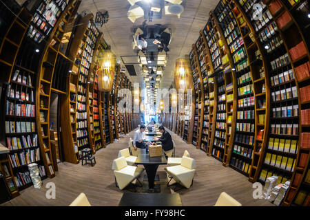 Beijing, Chine, Province de Zhejiang. 22 avr, 2016. Les lecteurs de lire des livres à Zongshuge Librairie à Hangzhou, capitale de la Chine de l'est la province du Zhejiang, le 22 avril 2016. © Xu Yu/Xinhua/Alamy Live News Banque D'Images