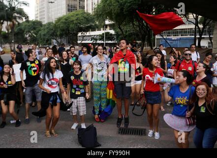 Sao Paulo, Brésil. Apr 23, 2016. Les élèves participent à une manifestation contre l'impeachment du président du Brésil, Dilma Rousseff à Sao Paulo, Brésil, le 23 avril 2016. © Antoine Nelson/FRAMEPHOTO/AGENCIA ESTADO/Xinhua/Alamy Live News Banque D'Images