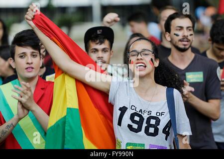 Sao Paulo, Brésil. Apr 23, 2016. Les élèves participent à une manifestation contre l'impeachment du président du Brésil, Dilma Rousseff à Sao Paulo, Brésil, le 23 avril 2016. © Antoine Nelson/FRAMEPHOTO/AGENCIA ESTADO/Xinhua/Alamy Live News Banque D'Images