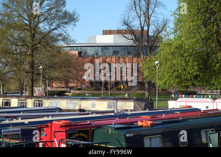 Stratford-upon-Avon, Angleterre, Royaume-Uni ; 24 avril 2016. Une belle journée à Stratford-upon-Avon ce matin, comme la ville continue le week-end de festivités pour commémorer le 400e anniversaire de la mort de William Shakespeare hier. Crédit : Andrew Lockie/Alamy Live News Banque D'Images