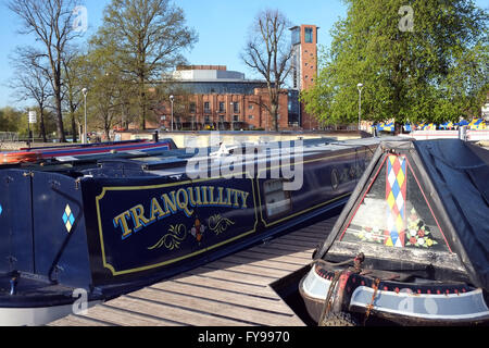 Stratford-upon-Avon, Angleterre, Royaume-Uni ; 24 avril 2016. Une belle journée à Stratford-upon-Avon ce matin, comme la ville continue le week-end de festivités pour commémorer le 400e anniversaire de la mort de William Shakespeare hier. Crédit : Andrew Lockie/Alamy Live News Banque D'Images