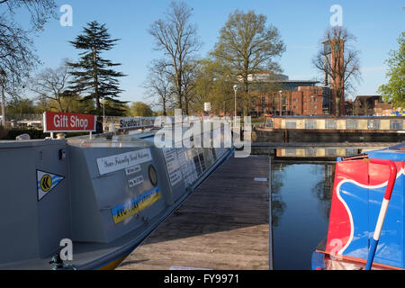 Stratford-upon-Avon, Angleterre, Royaume-Uni ; 24 avril 2016. Une belle journée à Stratford-upon-Avon ce matin, comme la ville continue le week-end de festivités pour commémorer le 400e anniversaire de la mort de William Shakespeare hier. Crédit : Andrew Lockie/Alamy Live News Banque D'Images