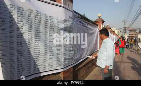 Katmandou, Népal. Apr 24, 2016. Un homme lit le nom liste des victimes du séisme à Hanuman Dhoka Durbar Square de Katmandou, Népal, 24 avril 2016. Les Népalais sont marquant le premier anniversaire du violent séisme qui a frappé le Népal le 25 avril 2015, laissant près de 9 000 morts et des dizaines de milliers de maisons détruites. Credit : Sunil Sharma/Xinhua/Alamy Live News Banque D'Images