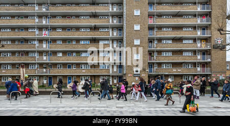 Londres, Royaume-Uni. 23 avril, 2016. La procession de la cathédrale catholique de Saint George à l'Église d'Angleterre St George le martyr de Borough High Street dirigé par St George, un empereur romain, le maire de Southwark et d'autres sont allés au-delà d'un certain nombre de bâtiments avec les deux dragons au St George's drapeaux, y compris ce bloc de ville de Londres appartements construits. La procession était une partie de la St George à Southwark, festival "une quête de communauté' avec l'objectif "Taming the dragon" . Crédit : Peter Marshall/Alamy Live News Banque D'Images