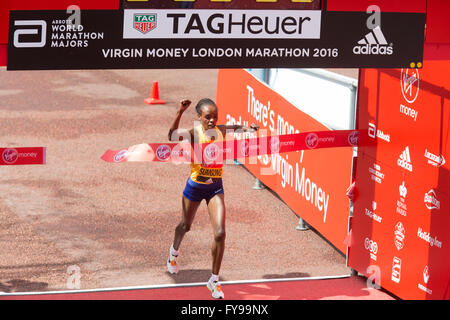 London,UK,24 avril 2016,Jemima Sumgong(Kenya) gagne le women's les coureurs d'Élite Marathon de Londres Virgin 201 Crédit : Keith Larby/Alamy Live News Banque D'Images