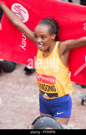 London,UK,24 avril 2016,Jemima Sumgong(Kenya) gagne le women's les coureurs d'Élite Marathon de Londres Virgin 201 Crédit : Keith Larby/Alamy Live News Banque D'Images