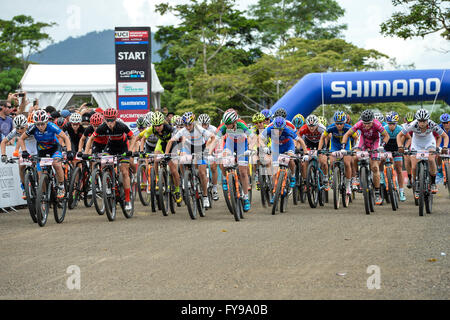 Cairns, Australie. Apr 24, 2016. Coupe du Monde de vélo de montagne UCI. Womens cross country. Début de la course des femmes. Credit : Action Plus Sport/Alamy Live News Banque D'Images