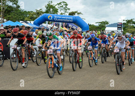 Cairns, Australie. Apr 24, 2016. Coupe du Monde de vélo de montagne UCI. Womens cross country. Début de la course des femmes. Credit : Action Plus Sport/Alamy Live News Banque D'Images