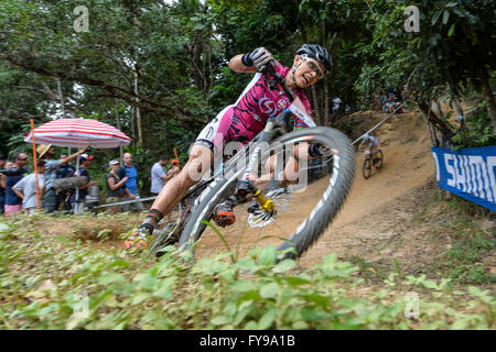 Cairns, Australie. Apr 24, 2016. Coupe du Monde de vélo de montagne UCI. Womens cross country. Sabine Spitz la cinquième place de l'Allemagne dans l'action. Credit : Action Plus Sport/Alamy Live News Banque D'Images