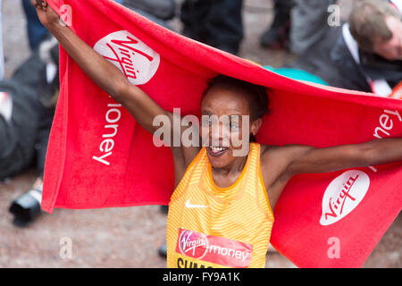 London,UK,24 avril 2016,Jemima Sumgong(Kenya) gagne le women's les coureurs d'Élite Marathon de Londres Virgin 201 Crédit : Keith Larby/Alamy Live News Banque D'Images