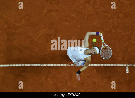 Stuttgart, Allemagne. Apr 23, 2016. Laura Siegemund d'Allemagne en action lors du match contre Agnieszka Radwanska de Pologne à l'ATA-Tennis Tournament à Stuttgart, Allemagne, 23 avril 2016. Photo : Marijan Murat/dpa/Alamy Live News Banque D'Images