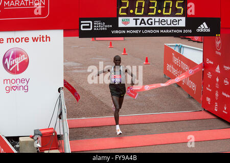 London,UK,24 avril 2016,Eliud Kipchoge (Kenya) gagne le men's les coureurs d'Élite Marathon de Londres Virgin 201 Crédit : Keith Larby/Alamy Live News Banque D'Images