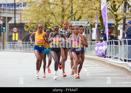 Londres, Royaume-Uni - 24 avril 2016 : Elite femmes leaders group en compétition pour la première position sur la Vierge Argent Marathon de Londres 2016. Tourné sur les 20 milles, sur West India Dock Road. Banque D'Images