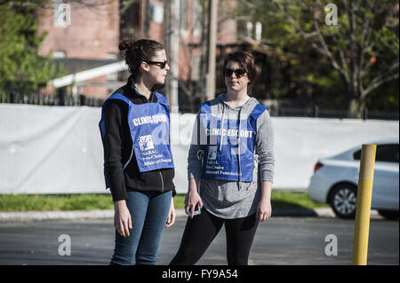 St Louis, Missouri, USA. Apr 23, 2016. Deux employés pour la planification familiale dans le stationnement prêt à escorter les patients dans le bâtiment pour leur nomination. Crédit : Steve Pellegrino/ZUMA/Alamy Fil Live News Banque D'Images