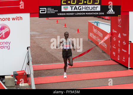 London,UK,24 avril 2016,Eliud Kipchoge (Kenya) gagne le men's les coureurs d'Élite Marathon de Londres Virgin 201 Crédit : Keith Larby/Alamy Live News Banque D'Images