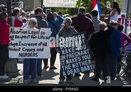 St Louis, Missouri, USA. Apr 23, 2016. Les protestataires se rassembler devant pour la planification familiale à Saint Louis, Missouri avec signes faits à la main au cours d'une journée de protestation de la nation se déroulent à travers les États-Unis. Crédit : Steve Pellegrino/ZUMA/Alamy Fil Live News Banque D'Images