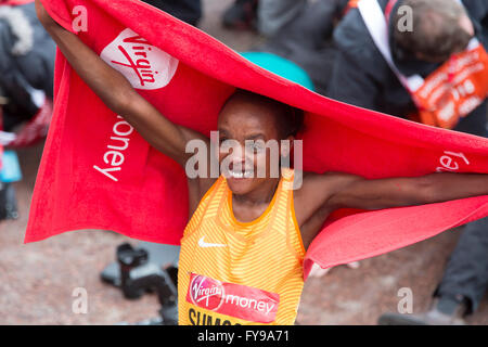 London,UK,24 avril 2016,Jemima Sumgong(Kenya) gagne le women's les coureurs d'Élite Marathon de Londres Virgin 201 Crédit : Keith Larby/Alamy Live News Banque D'Images