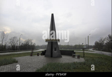 Un commemroates memorial la soi-disant liquidateurs, qui est mort l'effacement du reste de rocailles et contaminés à la suite de la catastrophe de Tchernobyl, à Ivankiv supprimer totalement, l'Ukraine, le 13 avril 2016. L'ancienne usine nucléaire de Tchernobyl, qui commémore le 30e anniversaire de la catastrophe nucléaire de Tchernobyl, est à seulement 50 kilomètres de là. Photo : Andreas Stein/dpa Banque D'Images