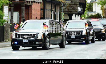 Hanovre, Allemagne. Apr 24, 2016. Le cortège officiel du président américain Barack Obama fait son chemin à travers l'Isernhagen district de Hanovre, Allemagne, 24 avril 2016. Le Président Obama est sur une visite de deux jours en Allemagne. Photo : HAUKE-CHRISTIAN DITTRICH/dpa/Alamy Live News Banque D'Images