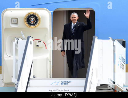 Hanovre, Allemagne. Apr 24, 2016. Le président américain Barack Obama comme il quitte l'Air Force One à son arrivée à l'aéroport de Hanovre, Allemagne, 24 avril 2016. Le Président Obama est sur une visite de deux jours en Allemagne. Photo : HOLGER HOLLEMANN/dpa/Alamy Live News Banque D'Images