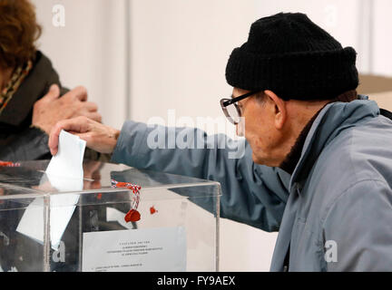 Belgrade. Apr 24, 2016. Un homme âgé de vote à un bureau de scrutin à Belgrade, Serbie le 24 avril 2016. Les citoyens serbes a commencé à exprimer leur voix dans les élections parlementaires de dimanche snap considérée par beaucoup comme un test pour le pays des Balkans en vue de rejoindre l'Union européenne (UE). Credit : Predrag Milosavljevic/Xinhua/Alamy Live News Banque D'Images