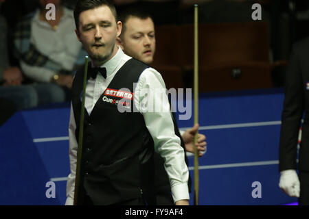 Sheffield, Royaume-Uni. 24 avril, 2016. 2016 Championnats du monde de snooker Betfred. Kyren Wilson en action contre Mark Allen au 2ème tour au World Snooker, au théâtre Crucible, Sheffield, Angleterre : Action Crédit Plus Sport Images/Alamy Live News Banque D'Images