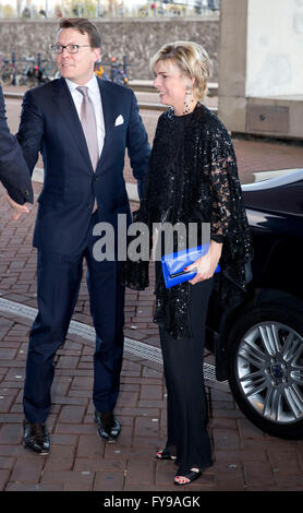 Amsterdam, 23-04-2016 S.A.R. le Prince Constantijn et SAR la Princesse Laurentien S.A.R. le Prince Constantijn document dans le Muziekgebouw aan 't IJ à Amsterdam le prix de la World Press Photo de l'année 2015. Le photographe Australien Warren Richardson année lauréat avec une image noir et blanc de nuit de réfugiés syriens qui traversent la frontière entre la Serbie et la Hongrie PRE/Albert Nieboer/Pays-Bas OUT - AUCUN FIL SERVICE - Banque D'Images