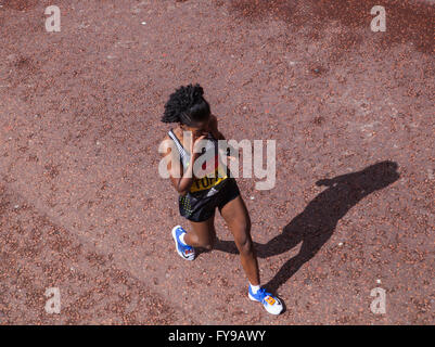 Londres, Royaume-Uni. 24 avril 2016. Gagnant 2015 Tigist Tufa (ETH) en terminant deuxième lors de l'élite dames du dimanche au Marathon de Londres Virgin Money. Credit : Elsie Kibue/Alamy Live News Banque D'Images