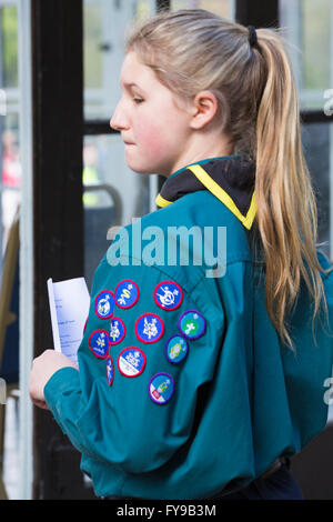 Bournemouth, Dorset, Royaume-Uni 24 avril 2016. Par temps froid, de grandes foules se détournent pour soutenir la parade des scouts de la Saint-Georges. Jeunes garçons et filles scouts petits castors brownies guides fêtent le jour de Saint Georges participant à la procession. Crédit : Carolyn Jenkins/Alay Live News Banque D'Images