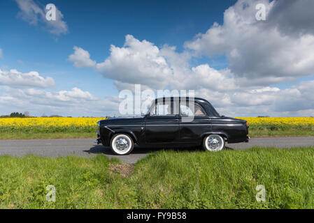 Willingham, Cambridgeshire, Royaume-Uni. 24 avril, 2016. Véhicules Vintage prendre part à un Rallye Vintage d'antan à partir de Cottenham et la conduite sur une route circulaire à travers la télévision paysage Fenland traversant villages juste à l'extérieur de Cambridge. Environ 300 voitures, motos, tracteurs et un cycle ont participé au défilé qui a lieu chaque année afin de recueillir des fonds pour la recherche sur le cancer au Royaume-Uni. Credit : Julian Eales/Alamy Live News Banque D'Images