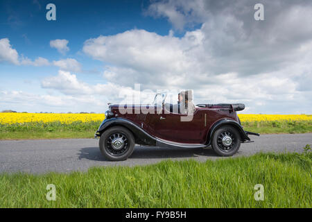 Willingham, Cambridgeshire, Royaume-Uni. 24 avril, 2016. Véhicules Vintage prendre part à un Rallye Vintage d'antan à partir de Cottenham et la conduite sur une route circulaire à travers la télévision paysage Fenland traversant villages juste à l'extérieur de Cambridge. Environ 300 voitures, motos, tracteurs et un cycle ont participé au défilé qui a lieu chaque année afin de recueillir des fonds pour la recherche sur le cancer au Royaume-Uni. Credit : Julian Eales/Alamy Live News Banque D'Images