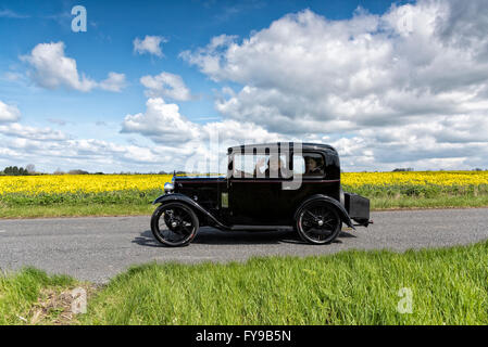 Willingham, Cambridgeshire, Royaume-Uni. 24 avril, 2016. Véhicules Vintage prendre part à un Rallye Vintage d'antan à partir de Cottenham et la conduite sur une route circulaire à travers la télévision paysage Fenland traversant villages juste à l'extérieur de Cambridge. Environ 300 voitures, motos, tracteurs et un cycle ont participé au défilé qui a lieu chaque année afin de recueillir des fonds pour la recherche sur le cancer au Royaume-Uni. Credit : Julian Eales/Alamy Live News Banque D'Images