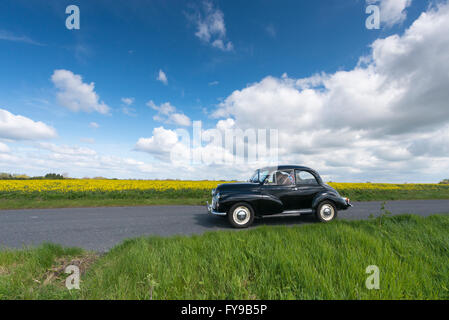 Willingham, Cambridgeshire, Royaume-Uni. 24 avril, 2016. Véhicules Vintage prendre part à un Rallye Vintage d'antan à partir de Cottenham et la conduite sur une route circulaire à travers la télévision paysage Fenland traversant villages juste à l'extérieur de Cambridge. Environ 300 voitures, motos, tracteurs et un cycle ont participé au défilé qui a lieu chaque année afin de recueillir des fonds pour la recherche sur le cancer au Royaume-Uni. Credit : Julian Eales/Alamy Live News Banque D'Images