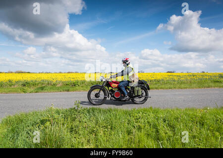 Willingham, Cambridgeshire, Royaume-Uni. 24 avril, 2016. Véhicules Vintage prendre part à un Rallye Vintage d'antan à partir de Cottenham et la conduite sur une route circulaire à travers la télévision paysage Fenland traversant villages juste à l'extérieur de Cambridge. Environ 300 voitures, motos, tracteurs et un cycle ont participé au défilé qui a lieu chaque année afin de recueillir des fonds pour la recherche sur le cancer au Royaume-Uni. Credit : Julian Eales/Alamy Live News Banque D'Images