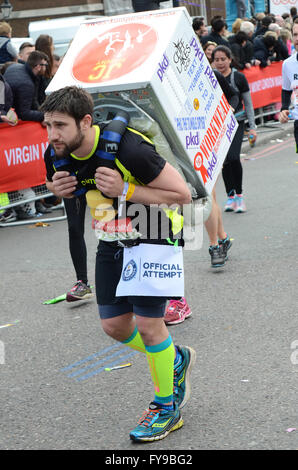 Marathon de Londres 2016. Phillip fort portant un sèche-linge tentative de record Banque D'Images