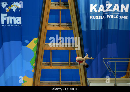 Kazan, Russie. 23 avril, 2016. Ren Qian de la concurrence de la Chine durant les 10m plate-forme finale à la FINA/NVC diving world series à Kazan, Russie, le 23 avril 2016 Crédit : Pavel Bednyakov/Alamy Live News Banque D'Images