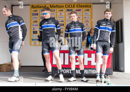 Oakham, Rutland, UK 24 avril 2016. Les coureurs, les officiels et les véhicules de soutien à la course à vélo 2016 CiCle Classic que je commence et finit en Oakham Melton Mowbray. Leicestershire. Le CiCle Classic est couru plus de 105 kilomètres à travers les pistes hors route, autour de grandes routes et routes entre Oakham et Melton Mowbray, et est le premier de la course internationale d'un jour sur le calendrier britannique. Crédit : Jim Harrison/Alamy Live News Banque D'Images