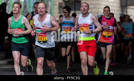 Londres, Royaume-Uni. 24 avril 2016. Les coureurs du club participant à la Vierge Argent Marathon de Londres, sortir après être passé sous un pont près de mile 23. Crédit : Stephen Chung/Alamy Live News Banque D'Images