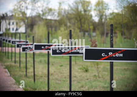 (160424) -- Tchernobyl, 24 avril 2016 (Xinhua) -- Photo prise le 19 avril 2016 représentant les comprimés memorial montre les villages qui ont été abandonnées en raison de la catastrophe nucléaire de Tchernobyl à Tchernobyl, en Ukraine. Tchernobyl, un lieu rempli de souvenirs horribles dans le nord de l'Ukraine, près de la Biélorussie, est maintenant ouvert aux touristes, près de 30 ans à la date après une centrale nucléaire il y a explosé. C'est le pire accident nucléaire de l'histoire humaine. Une vaste étendue de terrain autour de l'usine a été désigné une zone interdite et les gens ordinaires ont été complètement interdites d'entrée après le désastre o Banque D'Images