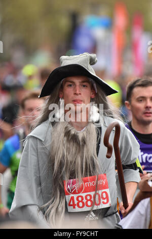 Victoria Embankment, London, UK. 24 avril 2016. Glissières de prendre part à la Vierge Marathon de Londres 2016 © Matthieu Chattle/Alamy Banque D'Images