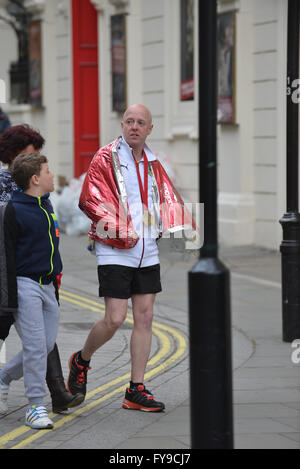 Victoria Embankment, London, UK. 24 avril 2016. Glissières de prendre part à la Vierge Marathon de Londres 2016 © Matthieu Chattle/Alamy Banque D'Images