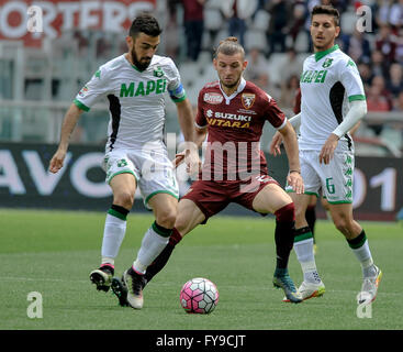 Turin, Italie. 24 avril, 2016 : Francesco Magnanelli (à gauche) et Gaston Silva lors de la série d'un match de football entre Torino FC et l'US Sassuolo. Credit : Nicolò Campo/Alamy Live News Banque D'Images