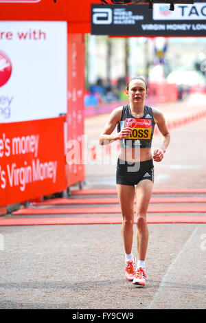 Londres, Royaume-Uni. 24 avril, 2016. Freya Ross (GBR) en finissant à la Vierge Argent Marathon de Londres, dimanche 24 avril 2016. Crédit : Michael Preston/Alamy Live News Banque D'Images