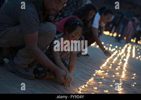 Katmandou, Népal. Apr 24, 2016. Les gens s'allumer des bougies pour commémorer les personnes qui sont mortes dans le tremblement de terre il y a un an, à Durbar Square de Katmandou, capitale du Népal, le 24 avril 2016. Credit : Cheong Kam Ka/Xinhua/Alamy Live News Banque D'Images