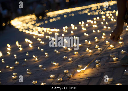 Katmandou, Népal. Apr 24, 2016. Les gens s'allumer des bougies pour commémorer les personnes qui sont mortes dans le tremblement de terre il y a un an, à Durbar Square de Katmandou, capitale du Népal, le 24 avril 2016. Credit : Cheong Kam Ka/Xinhua/Alamy Live News Banque D'Images