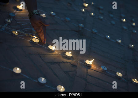 Katmandou, Népal. Apr 24, 2016. Les gens s'allumer des bougies pour commémorer les personnes qui sont mortes dans le tremblement de terre il y a un an, à Durbar Square de Katmandou, capitale du Népal, le 24 avril 2016. Credit : Cheong Kam Ka/Xinhua/Alamy Live News Banque D'Images