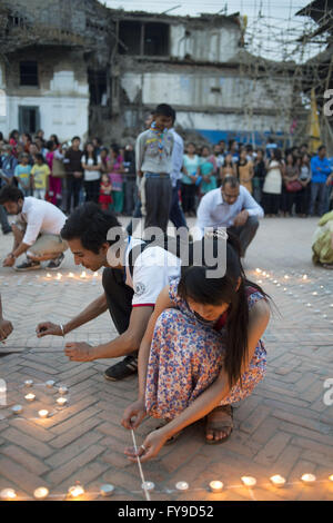 Katmandou, Népal. Apr 24, 2016. Les gens s'allumer des bougies pour commémorer les personnes qui sont mortes dans le tremblement de terre il y a un an, à Durbar Square de Katmandou, capitale du Népal, le 24 avril 2016. Credit : Cheong Kam Ka/Xinhua/Alamy Live News Banque D'Images