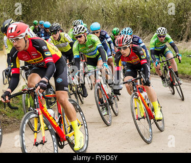 Owston & Melton Mowbray, UK. 24 avril, 2016. Plus de 150 entrées terminé à la plus ancienne course sur route internationale d'une journée, à partir de Stamford Town Center et de finition à Melton Mowbray avec passd gagnants du Danemark, République d'Irlande et la Suède une course de 70 kilomètres autour des villages et villes y compris les sprints et roi des collines. Credit : Clifford Norton/Alamy Live News Banque D'Images